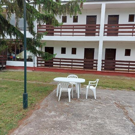 Aparthotel Beach Club Panzio Es Camping Zamárdi Exterior foto