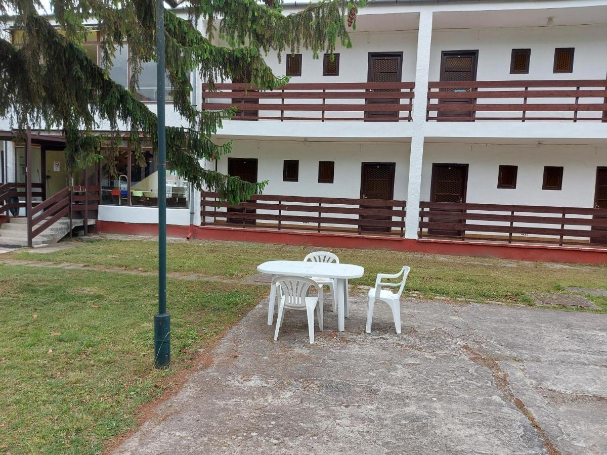 Aparthotel Beach Club Panzio Es Camping Zamárdi Exterior foto