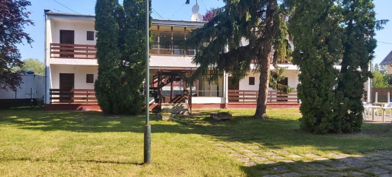 Aparthotel Beach Club Panzio Es Camping Zamárdi Exterior foto